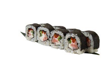 Beyaz arka planda karides, peynir, salatalık, pirinç ve nori ile suşi..