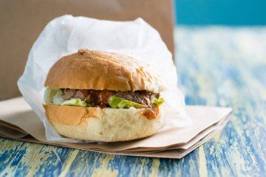 Biftek dilimli hamburger, sos ve salata poşet fotokopi alanında. Yemek teslimatı konsepti, karantina bölgesi 19 'daki restoranlar..