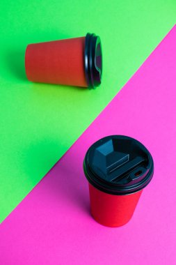 Parlak arka planda plastik kapaklı kırmızı kağıt bardaklar kopyalama alanı.