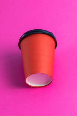 Pembe arkaplan üzerinde plastik kapaklı kağıt bardak kopyalama alanı.