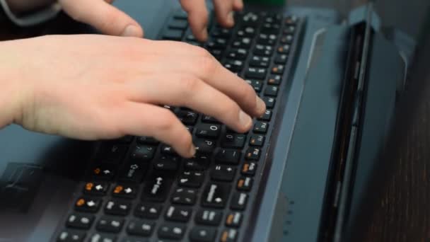 Frau Tippt Text Auf Laptop Tastatur Sucht Informationen Internet Hände — Stockvideo