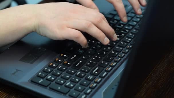 Mulher Digitando Texto Teclado Laptop Procurando Informações Internet Mãos Close — Vídeo de Stock