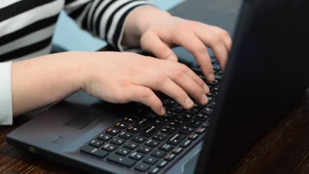 Vrouw Typen Tekst Laptop Toetsenbord Zoek Naar Informatie Het Internet — Stockvideo