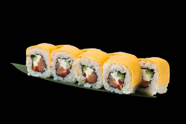 Rollen Mit Lachs Zedernkäse Frischkäse Nori Gurken Und Paprika Über — Stockfoto