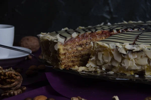 Délicieux gâteau estompé festif avec des noix, de la crème et du chocolat sur fond sombre close-up — Photo