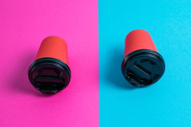 Parlak arka planda plastik kapaklı kırmızı kağıt bardaklar kopyalama alanı.