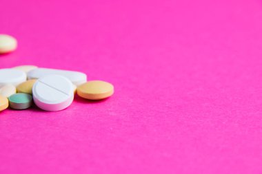 Pembe kağıtta fotokopi alanı olan haplar. Covid 19 tedavi kavramı.