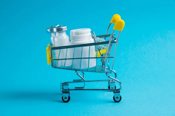 Alışveriş Arabasında Alışveriş Yapan Biri Için Ilaç Laç Konsepti Tedavi — Stok fotoğraf
