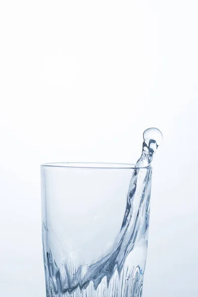 Víz Vagy Alkoholtartalmú Ital Fröccsenése Fröccsenése Egy Pohárban Fehér Alapon — Stock Fotó