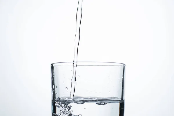 Wasserstrahl Oder Alkohol Ergießt Sich Ein Glas Mit Spritzern Und — Stockfoto