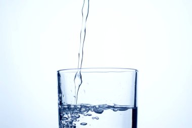 Su ya da alkol bir bardağa su sıçraması ve kabarcıklarla doluyor, boşluğu kopyala.