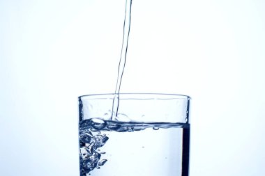 Su ya da alkol bir bardağa su sıçraması ve kabarcıklarla doluyor, boşluğu kopyala.