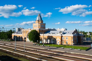 Ukrayna, Çernigov 21 Mayıs 2021: Chernihiv tren istasyonu, üst görünüm, bina, peron vagonları ve uzaktaki insanlar. Covid Karantina 19 sırasında sınırlı seyahat