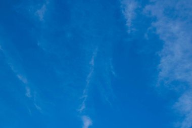 Bulutlu güzel gökyüzü, kopyalama alanı, metin için yeri olan güzel mavi arkaplan.