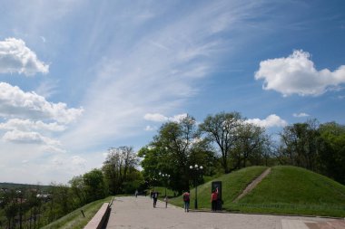 Ukrayna, Chernigov 22 Mayıs 2021: Chernigov kenti yakınlarındaki bir elektronik bilgi panosu yakınında turistler. Karantina sırasında turizm sezonu