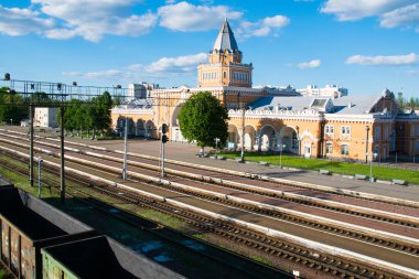 Ukrayna, Çernigov 21 Mayıs 2021: Chernihiv tren istasyonu, üst görünüm, bina, peron vagonları ve uzaktaki insanlar. Covid Karantina 19 sırasında sınırlı seyahat