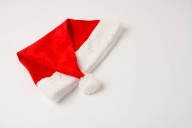 Beyaz arkaplanda Noel Baba şapkası, kopyalama alanı ile yakınlaştır.