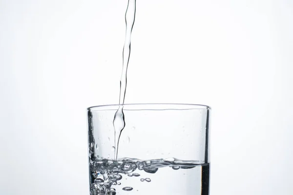 Реактивный Поток Воды Спирта Наливается Стакан Брызгами Пузырьками Копировальное Пространство — стоковое фото
