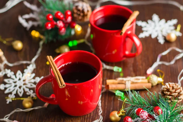 Leckerer Glühwein Mit Zimt Roten Tassen Weihnachtsvorfreude Konzept Draufsicht Und — Stockfoto