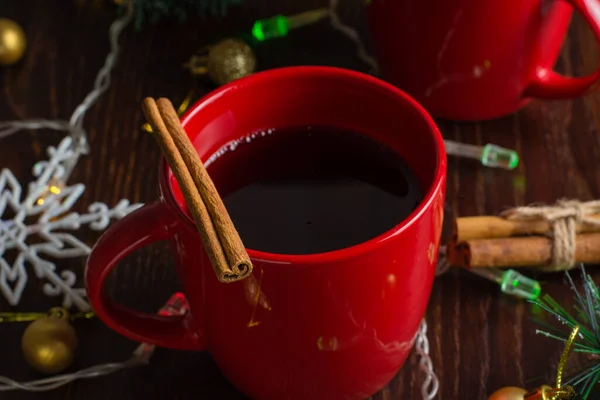 Glühwein Mit Zimt Einer Roten Tasse Vorfreude Auf Weihnachten Blick — Stockfoto