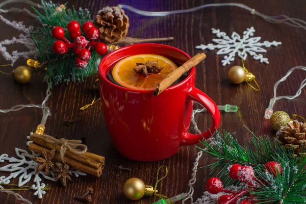 Köstlich Warmer Glühwein Mit Zimt Sternanis Und Orange Roter Tasse — Stockfoto