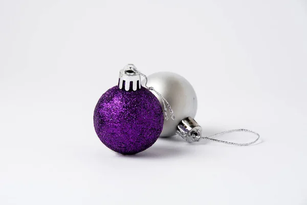 Kerstmis Decor Zilver Paarse Ballen Achtergrond — Stockfoto