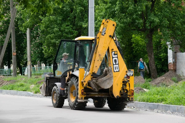 Ucrania Chernihiv Mayo 2021 Reparaciones Carreteras Centro Histórico Ciudad Tractor — Foto de Stock