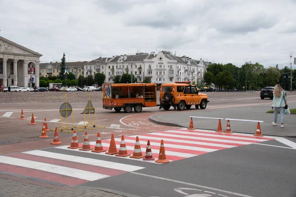 Украина, Чернигов, 11 июня 2021 года: Ремонт дорог в городе, рабочие наносят дорожную разметку в центре города. — стоковое фото