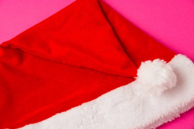 Pembe arka planda Noel Baba şapkası fotokopi alanını kapat.