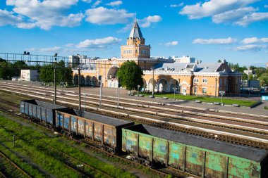 Ukrayna, Çernigov 21 Mayıs 2021: Chernihiv tren istasyonu, üst görünüm, bina, peron vagonları ve uzaktaki insanlar. Covid Karantina 19 sırasında sınırlı seyahat