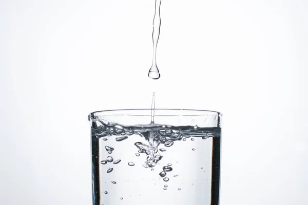 Wasserstrahl Oder Alkohol Ergießt Sich Ein Glas Mit Spritzern Und — Stockfoto