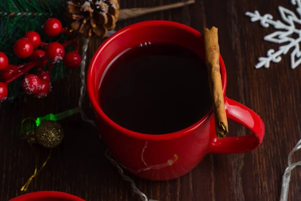 Glühwein Mit Zimt Einer Roten Tasse Vorfreude Auf Weihnachten Blick — Stockfoto