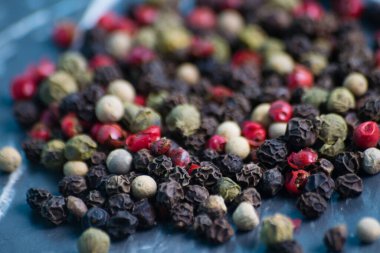 Koyu arkaplanda bezelye karışımı, yakın plan, bulanık arkaplan ve ön plan, boşluk kopyala.