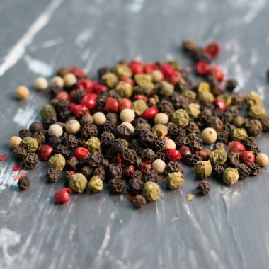 Koyu arkaplanda bezelye karışımı, yakın plan, bulanık arkaplan ve ön plan, boşluk kopyala.