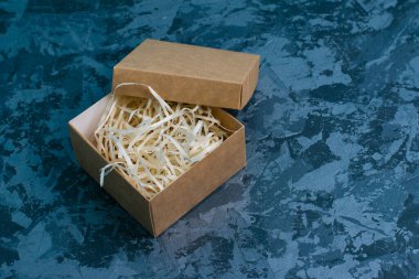 Gri arkaplanlı hediye kare el işi kutusu, boşluğu kopyala