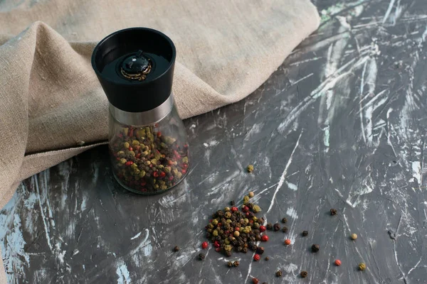 Glass Pepper Mill Mixture Peppercorns Dark Background Linen Towel Top — Stok Foto