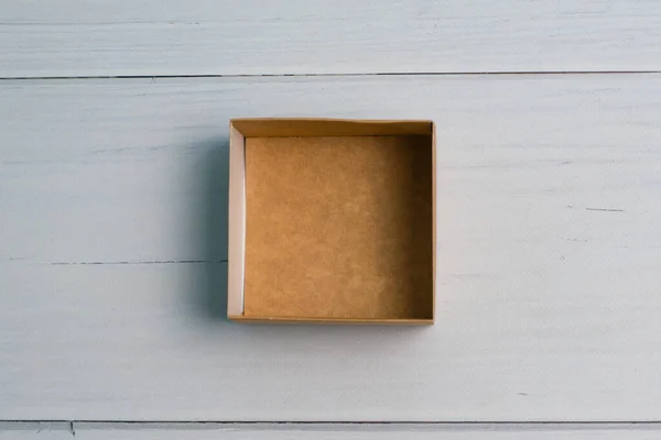 Puste Pudełko Jasnym Tle Drewniane Tło Przestrzenią Kopiowania — Zdjęcie stockowe