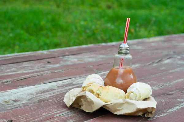 Roti Manis Dengan Selai Dan Botol Kaca Dengan Sedotan Plastik — Stok Foto