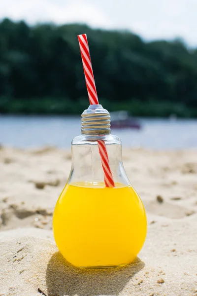 Świeże Lub Koktajl Szklanej Butelce Słomkowym Zbliżeniem Piasku Tle Plaży — Zdjęcie stockowe