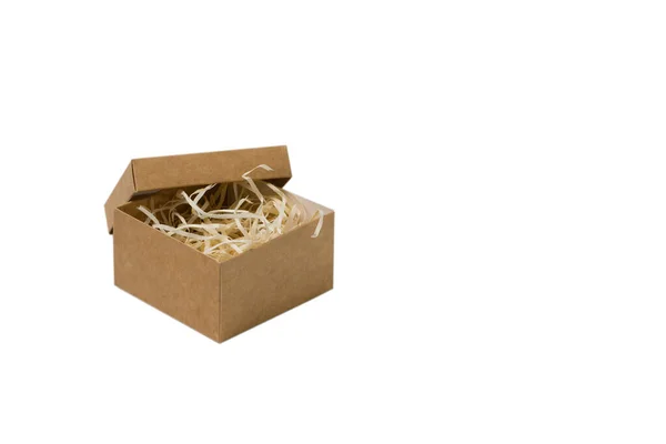 Čtvercová skříňka se dřevěnou výplní, izolovaná na bílém pozadí. Koncept výběru dárku a přípravy na dovolenou — Stock fotografie