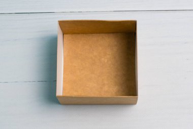 Arka planda boş bir el işi kutusu. Kopya alanı olan tahta arkaplan