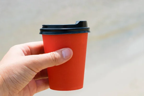 Cangkir Kertas Kopi Dengan Cappuccino Tangan Perempuan Pantai Pada Hari — Stok Foto