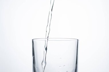 Su ya da alkol bir bardağa su sıçraması ve kabarcıklarla doluyor, boşluğu kopyala.