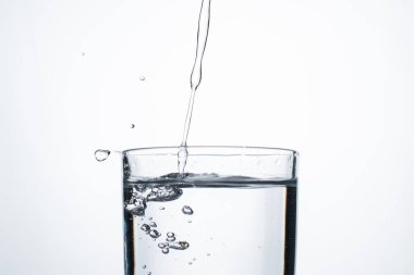 Su ya da alkol bir bardağa su sıçraması ve kabarcıklarla doluyor, boşluğu kopyala.