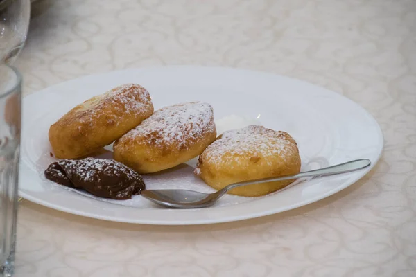 Gefrituurde Kaastaart Een Wit Bord Met Gecondenseerde Melksaus Zoete Kaastaart — Stockfoto