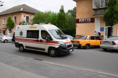 Ukrayna, Chernihiv 29 Mayıs 2021: Şehir merkezine bir ambulans geliyor. Doktorlar arabada nöbet tutarlar ya da çağrıdan geri dönerler.