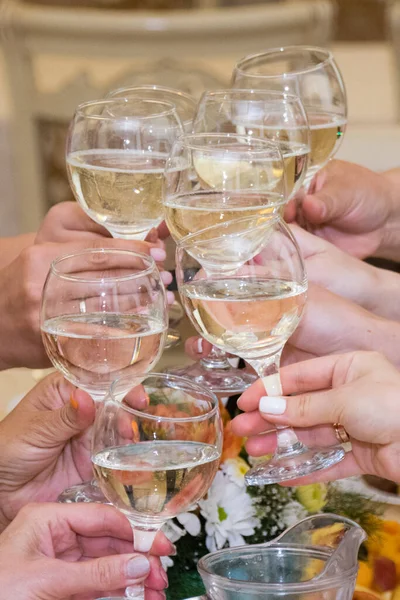 Mãos Com Copos Vinho Champanhe Pessoas Felizes Celebram Natal — Fotografia de Stock