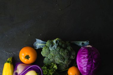 Bir sürü sebze: lahana, brokoli, kişniş, maydanoz ve domates. Tekrar kullanılabilir meyve ve sebze poşetinde sebzeler. Ekoloji koruma kavramı.