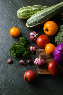 Sağlıklı beslenme konsepti. Sebze domatesler, sarımsak, kabak, lahana, kişniş, üstten manzara, boşluğu kopyala..
