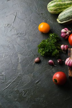 Sağlıklı beslenme konsepti. Sebze domatesler, sarımsak, kabak, lahana, kişniş, üstten manzara, boşluğu kopyala..